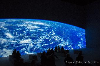 The audience shows how big the screens are!